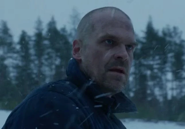 Spoiler de ‘Stranger Things 4’! David Harbour fala sobre visual de Hopper e conclusão das filmagens