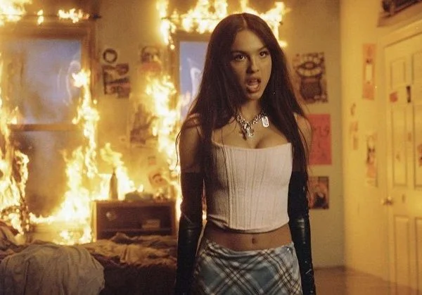 Você não vai acreditar em como Olivia Rodrigo gravou a cena do quarto pegando fogo em ‘Good 4 U’!