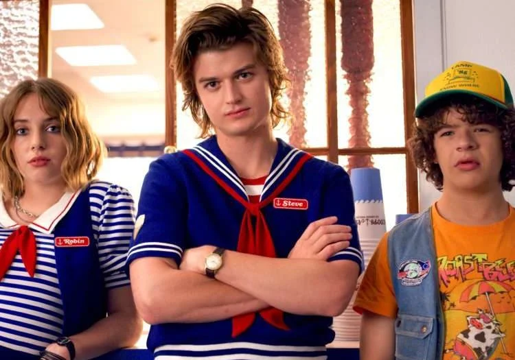 O que rolou? Novas fotos mostram Joe Keery cheio de machucados no set de ‘Stranger Things’! Veja as imagens