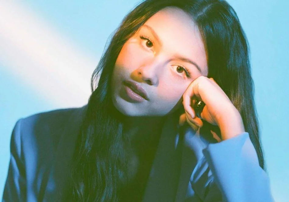 Assumidos? Olivia Rodrigo é flagrada aos beijos com suposto namorado