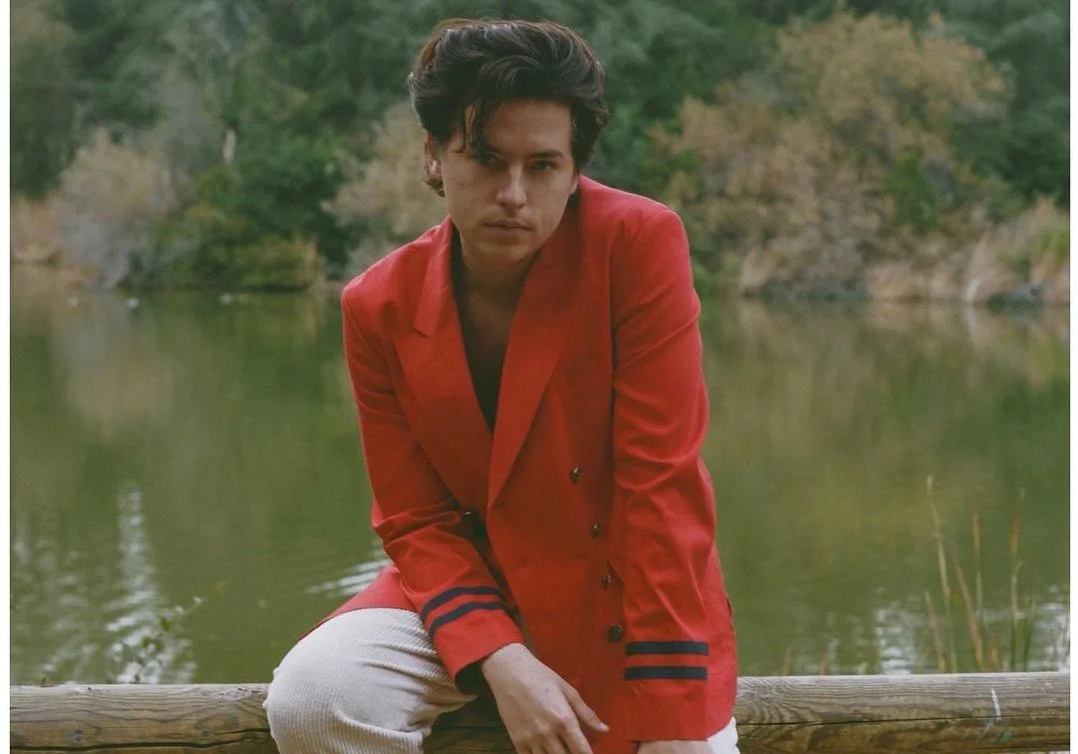 Cole Sprouse assume novo namoro e joga indireta para haters do relacionamento! Veja a postagem