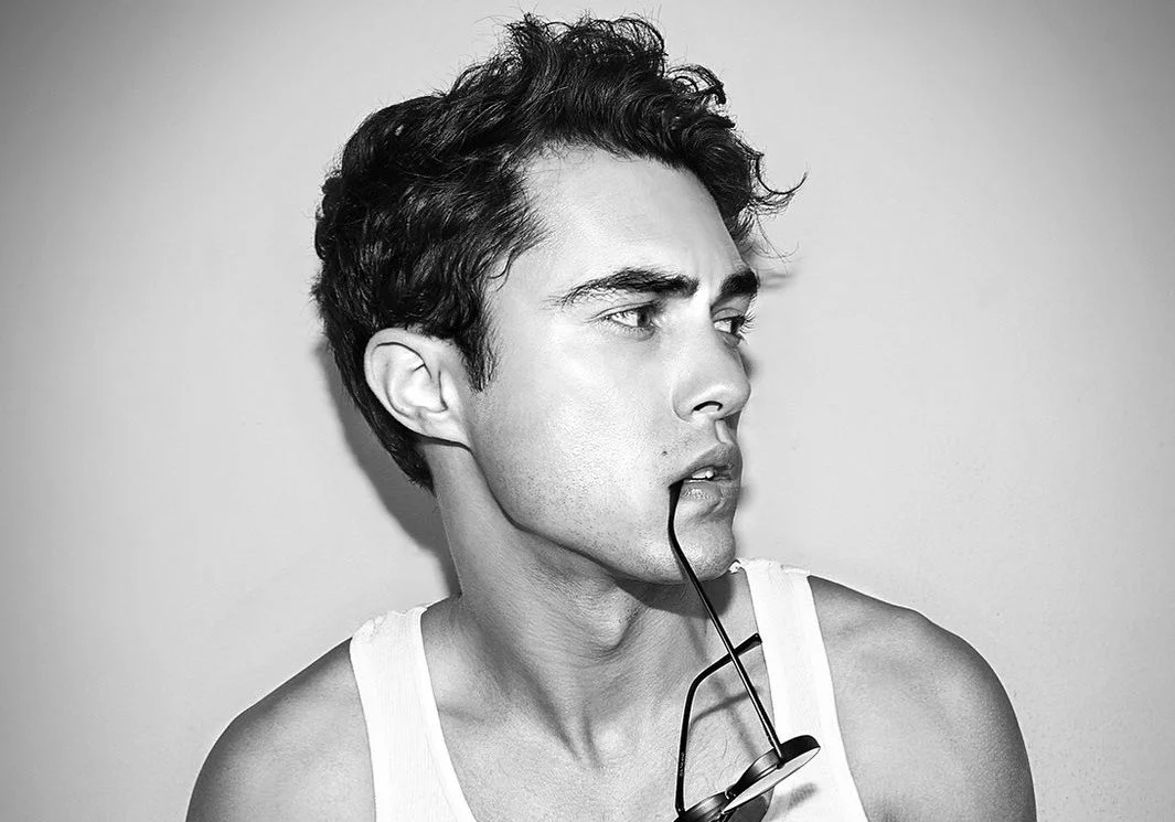 Darren Barnet está namorando uma colega de elenco! Saiba quem é