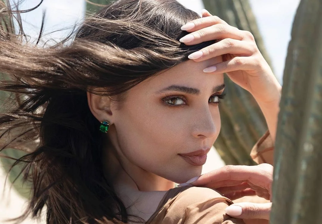 Sofia Carson se joga na coreografia em seu novo clipe ‘He Loves Me, But’