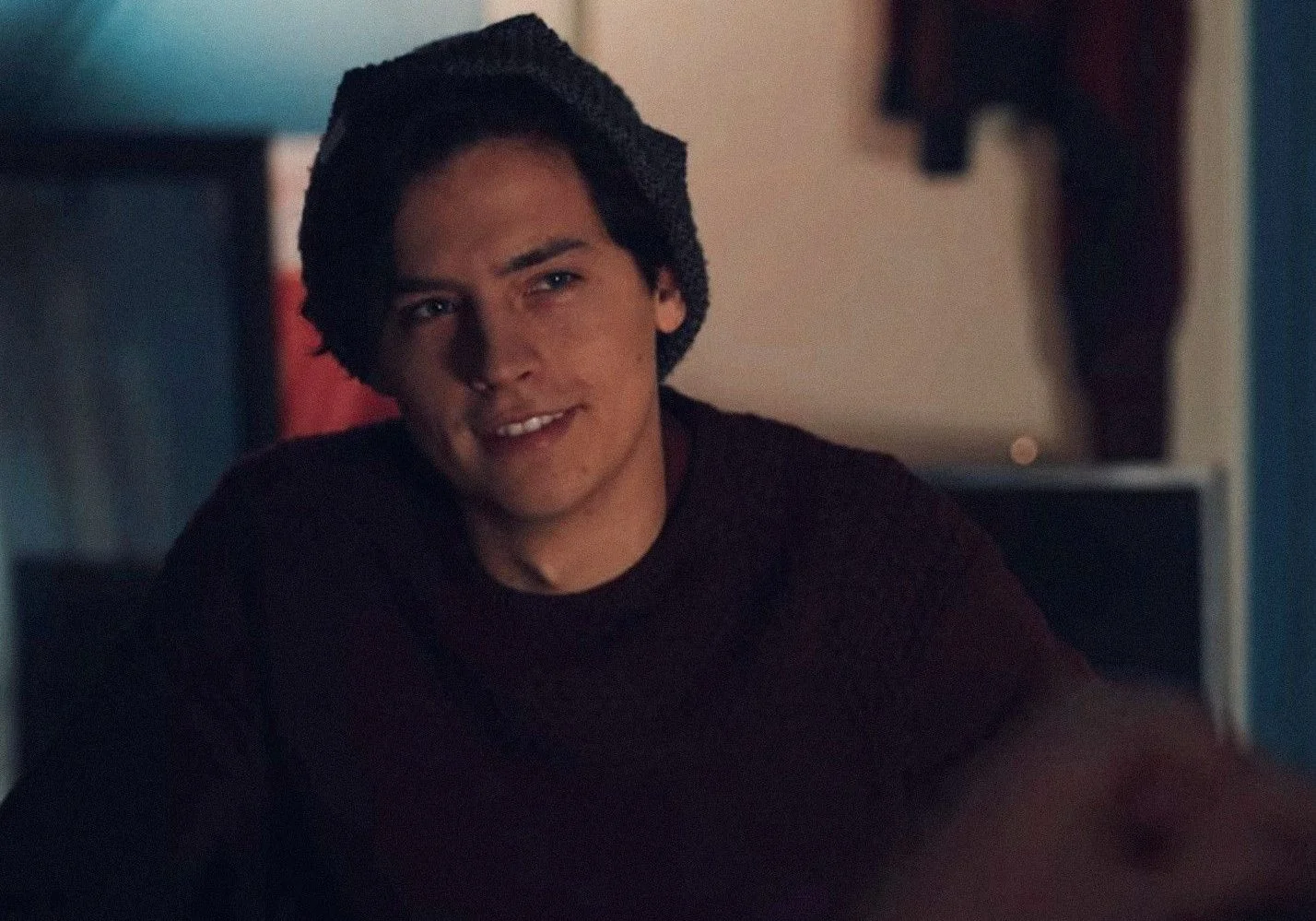 Cole Sprouse não se reconhece no novo pôster de ‘Riverdale’ e brinca com a situação! Entenda