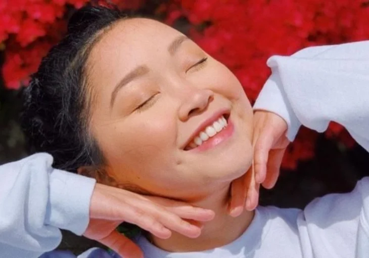 Garçonete e espiã?! Lana Condor será protagonista em nova série de comédia da Hulu