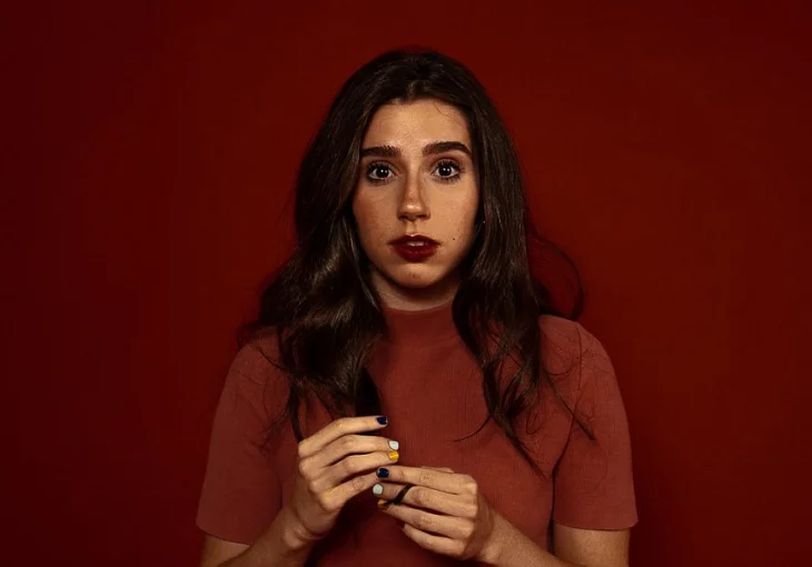 Nina Fernandes lança clipe futurístico de seu novo single ‘Você Vai Gostar de Mim’