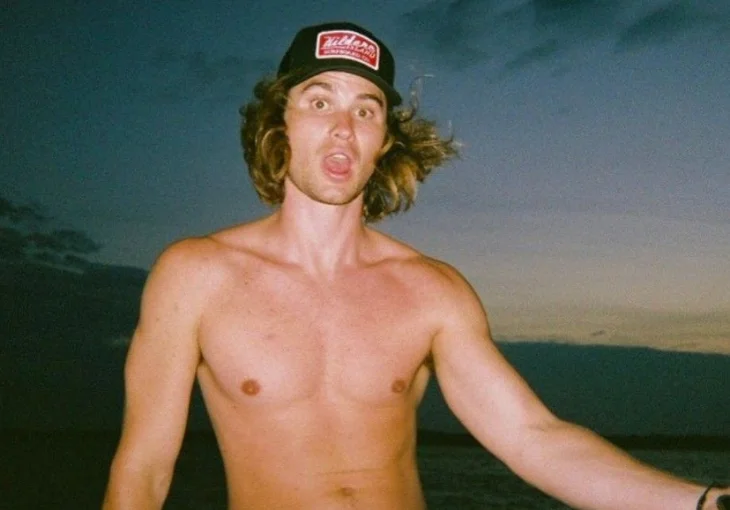 Dormia no carro e demissões: Chase Stokes, de ‘Outer Banks’, fala dos perrengues antes da fama