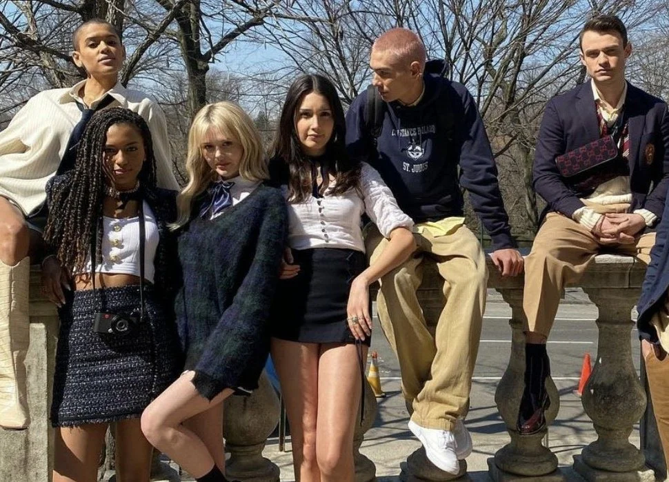 Identidade da Gossip Girl é relevada no primeiro episódio da série! Entenda o motivo dessa escolha