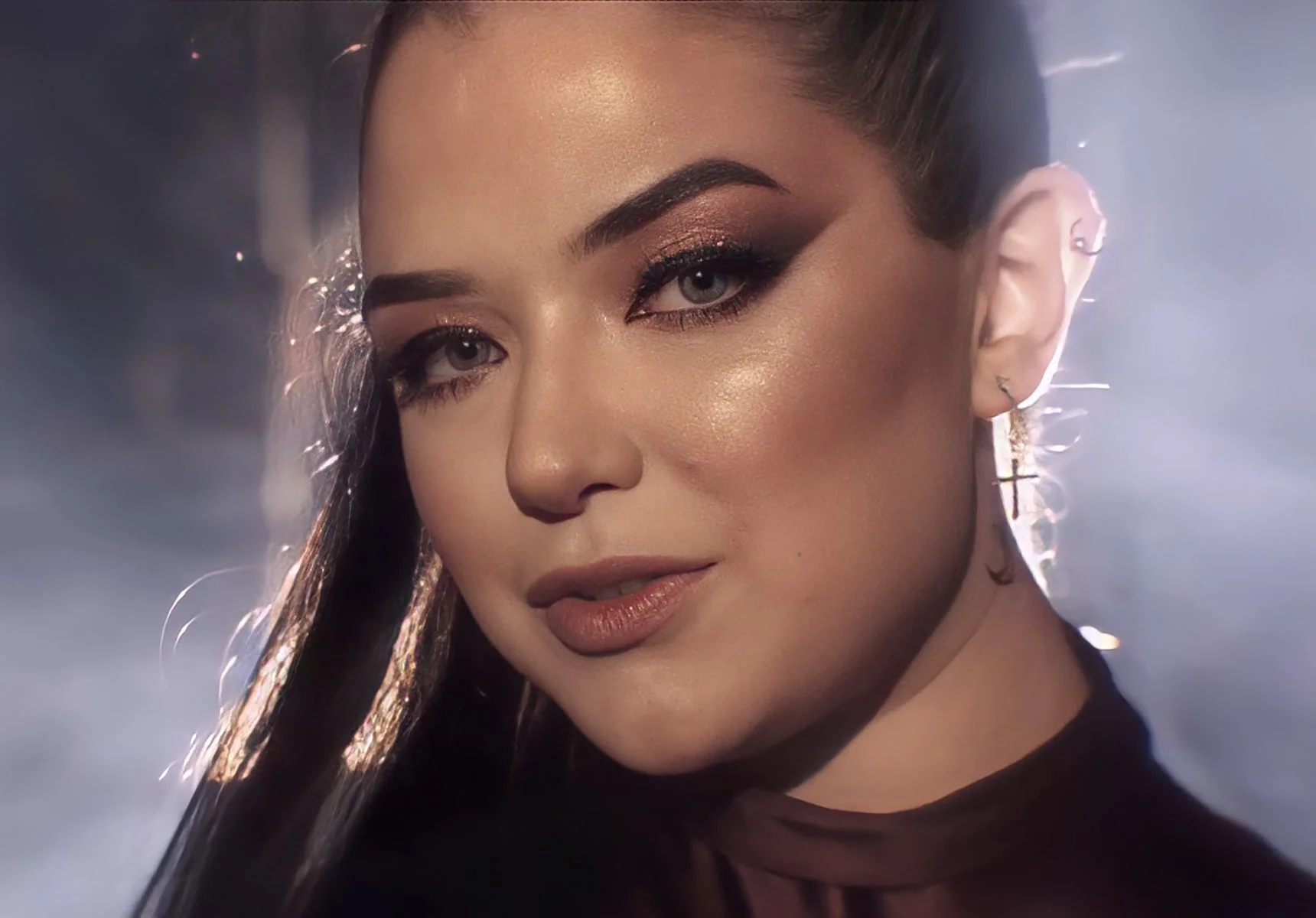 Giana Mello esbanja sensualidade e atitude em seu novo clipe ‘Você Que Lute’