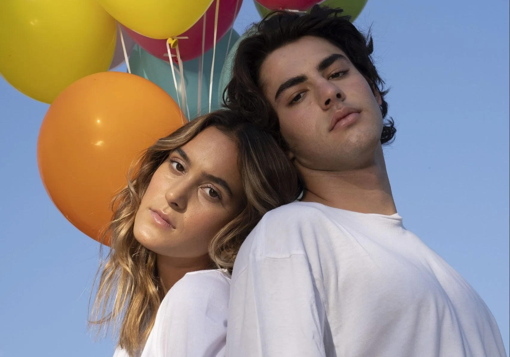 Lucas Pretti se junta a Sophia Stedile pra lançar a romântica ‘Me Leva’! Vem ouvir