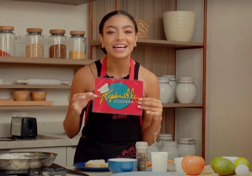 Ela canta, dança e cozinha! Any Gabrielly lança novo quadro de receitas no YouTube
