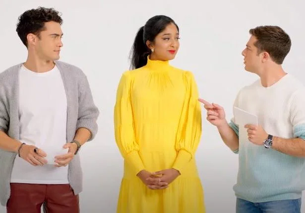 ‘Eu Nunca…’: Maitreyi, Darren Barnet e Jaren Lewison trocam cantadas em ‘Batalha do Charme’ da Netflix!