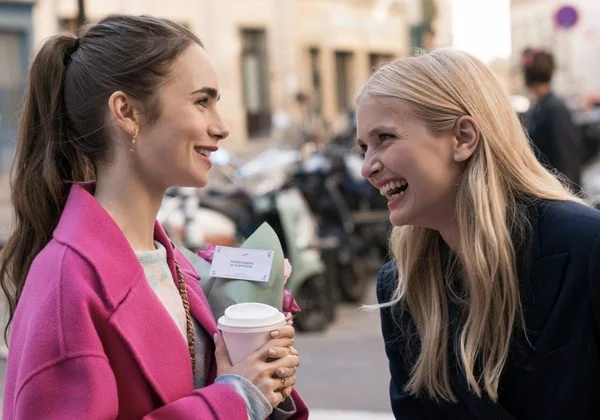 “É muito mais complicada”: Atriz de ‘Emily em Paris’ dá detalhes sobre 2ª temporada