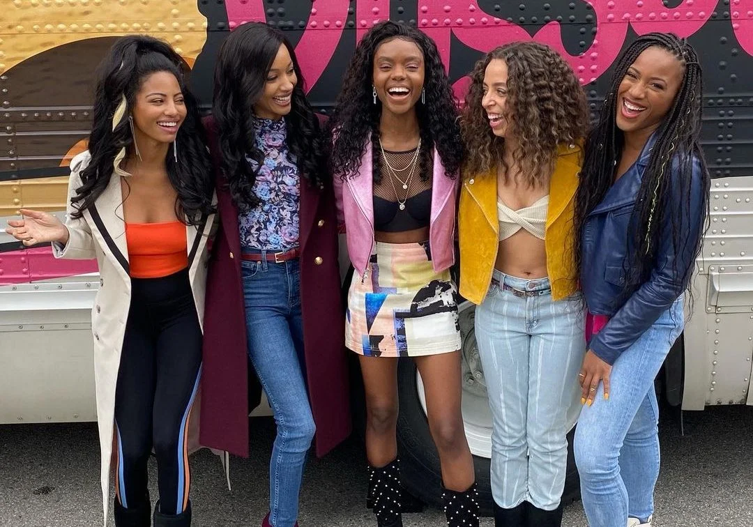 ‘Riverdale’: Elas voltaram pra valer! Primeiras imagens do retorno de Josie e as Gatinhas são divulgadas