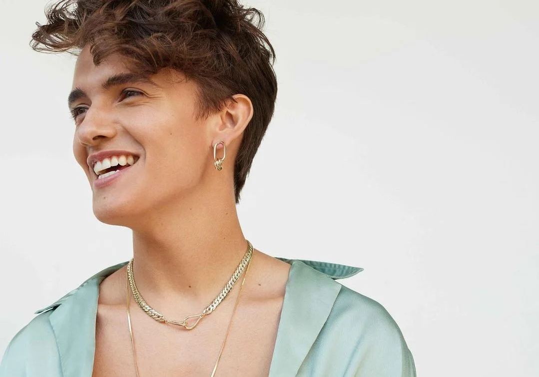 Ele faz tudo: Noah Urrea estrela clipe de banda indie e até chora glitter! Confira