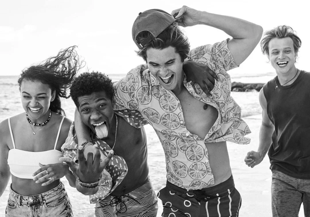 Sotaques diferentes e queda de bicicleta: Assista os erros de gravação da 2ª temporada de ‘Outer Banks’