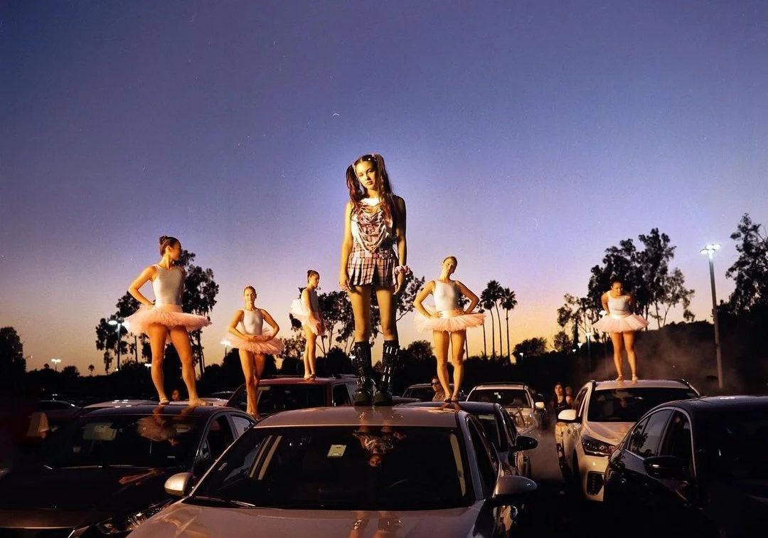 A rainha voltou: Olivia Rodrigo entrega tudo no clipe de ‘Brutal’! Assista