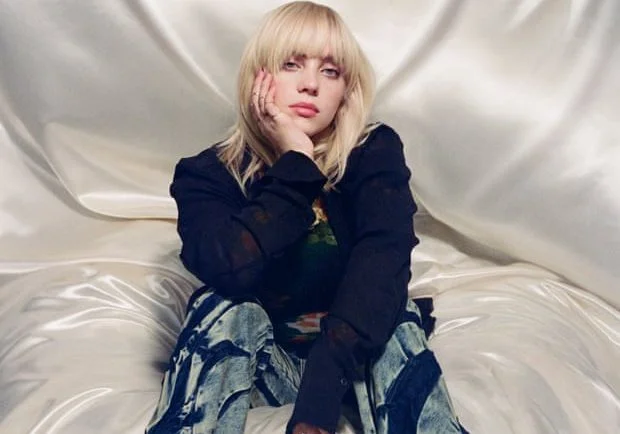 Billie Eilish fala sobre julgamento de sua aparência: “Eu obviamente não estou feliz com meu corpo”
