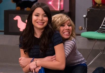 Miranda Cosgrove confessa que adoraria saber a opinião de Jennette McCurdy sobre o revival de ‘ICarly’