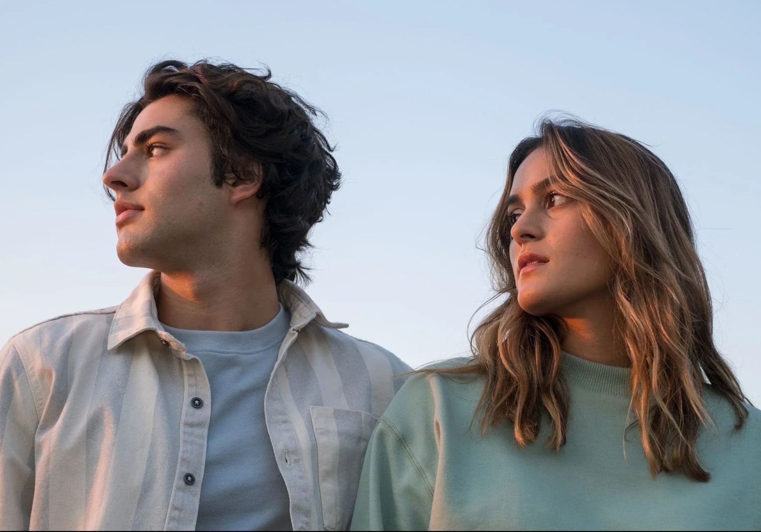 Lucas Pretti e Sophia Stedile lançam clipe divertido para ‘Me Leva’! Assista