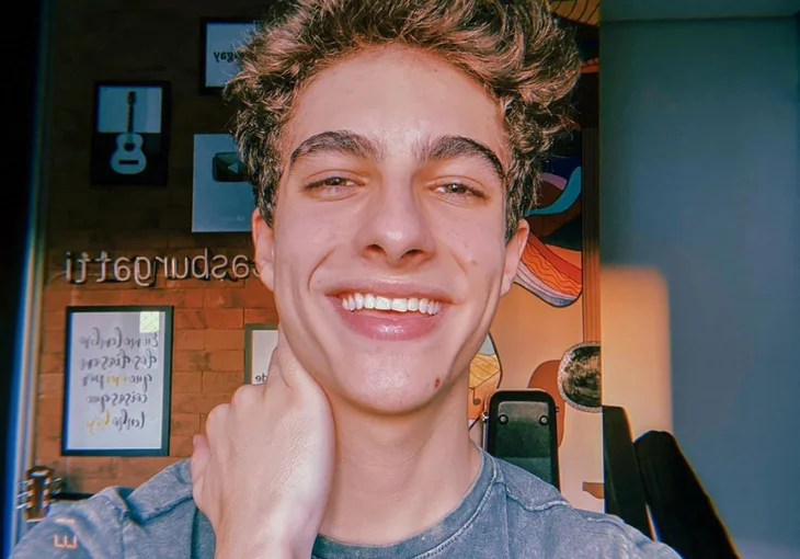 Lucas Burgatti é escalado para série documental sobre a vida de Silvio Santos