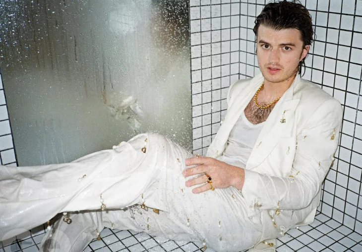 Sem banho? Joe Keery, de ‘Stranger Things’, revela sua rotina para manter o penteado em dia