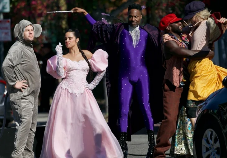 Elenco de ‘Cinderella’ se diverte em apresentação nas ruas de Los Angeles! Vem ver