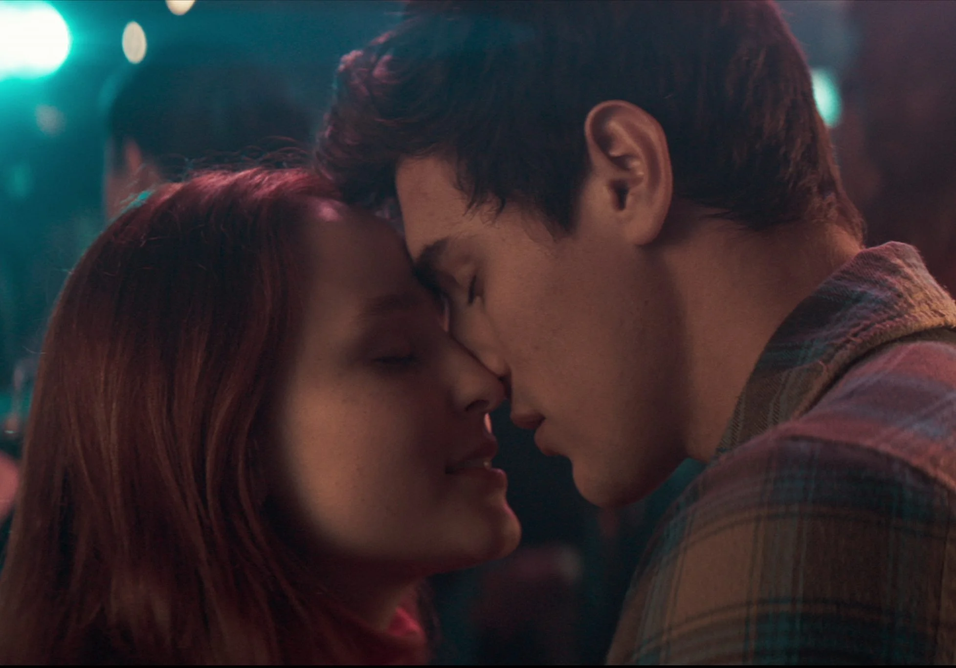 Música tema de Bárbara e Lucas em ‘Diários de Intercâmbio’ ganha clipe intimista