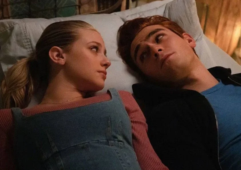 Barchie não morreu! Criador revela o que podemos esperar de Betty e Archie no final de ‘Riverdale 5’