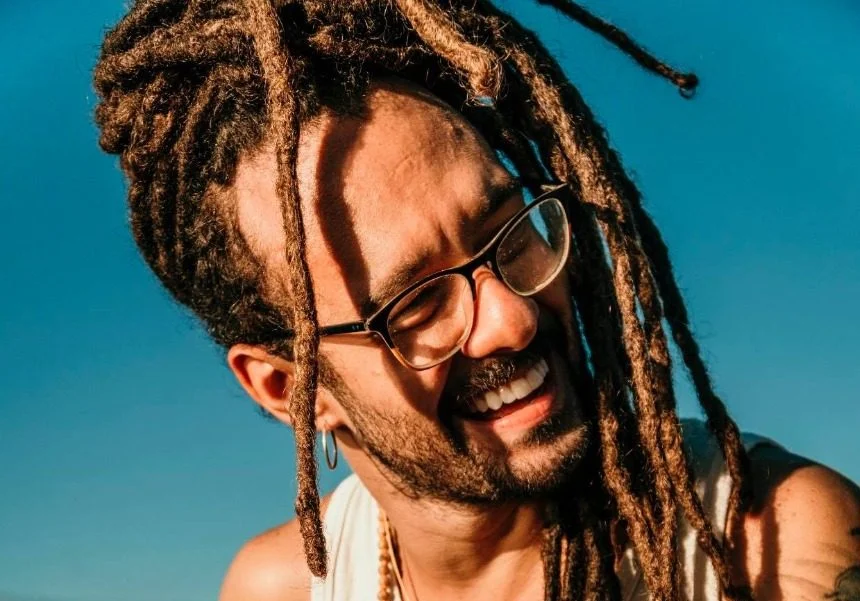 Gabriel Elias canta sobre um casal que não consegue se separar em ‘A Gente Não se Esquece’