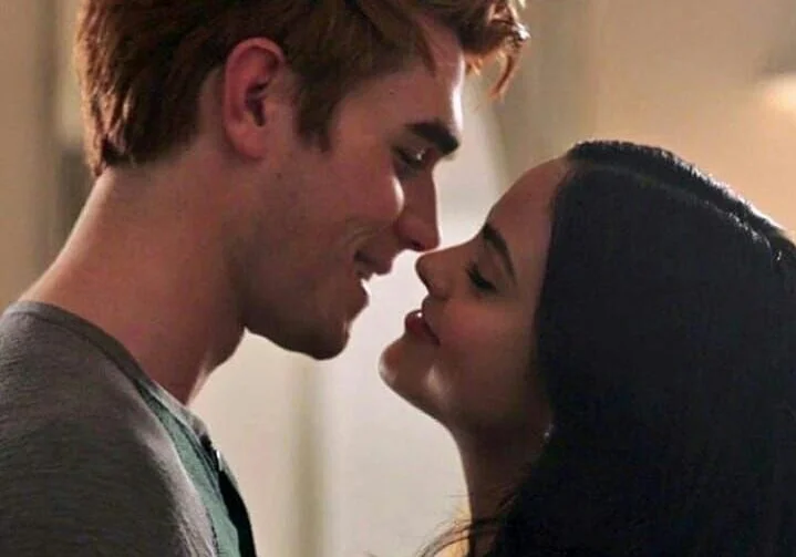 Volta de Varchie? Criador de ‘Riverdale’ fala sobre relacionamento de Archie e Veronica  na 5ª temporada