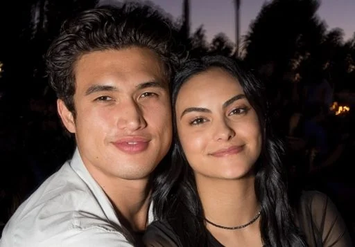 Camila Mendes e Charles Melton são flagrados em um date romântico e você precisa ver as fotos!