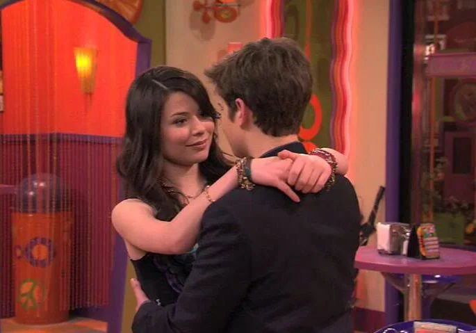 Romance entre Carly e Fred? Miranda Cosgrove revela se casal pode acontecer na 2ª temporada de ‘ICarly’