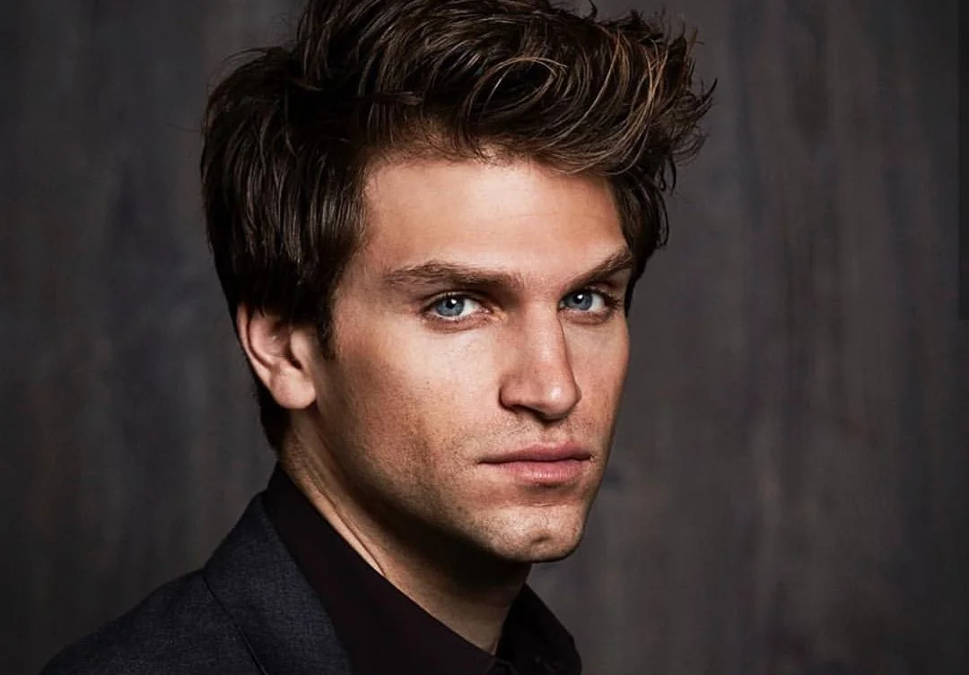 Você sabia que Toby morre nos livros de PLL? Keegan Allen conta porque isso não aconteceu na série
