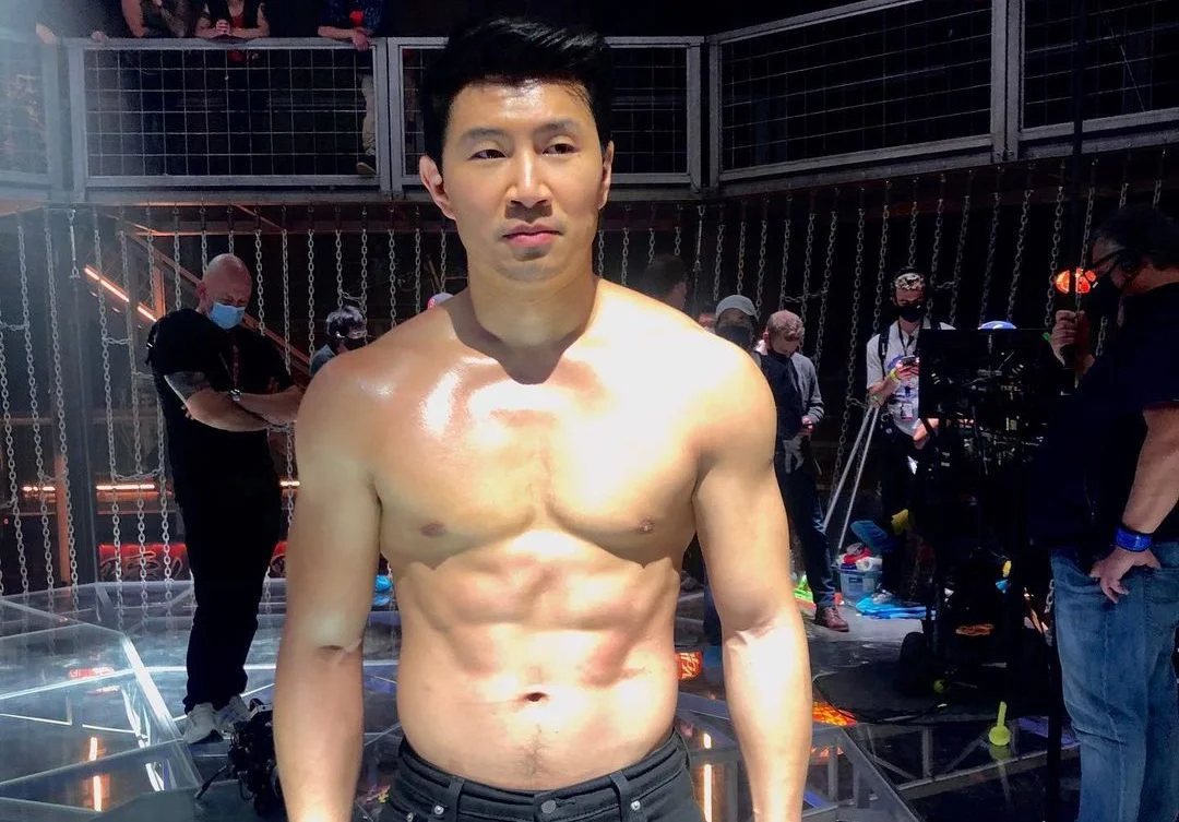 Prepara o lencinho! Simu Liu escreve texto emocionante sobre ‘Shang-Chi’ e ressalta a representatividade