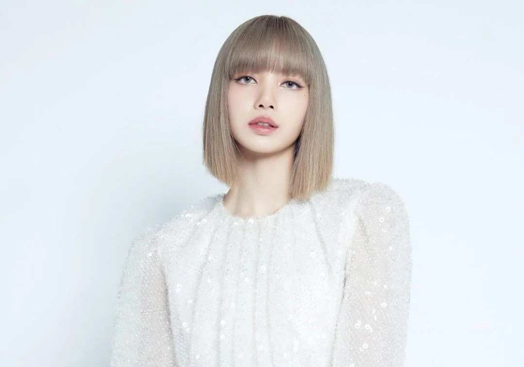 Lisa faz estreia solo bombástica com o clipe luxuoso e superproduzido de ‘Lalisa’