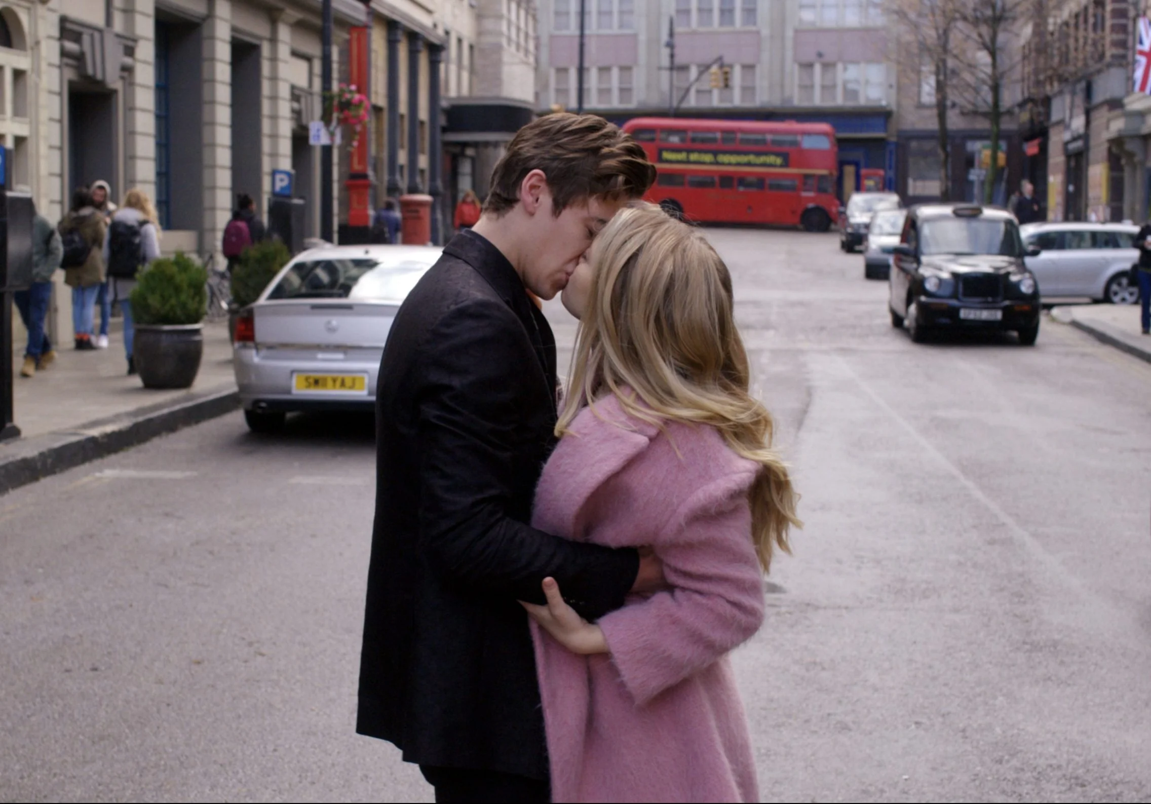 Perrengue! Hero Fiennes Tiffin revela dificuldades para gravar uma das cenas quentes em ‘After 3’