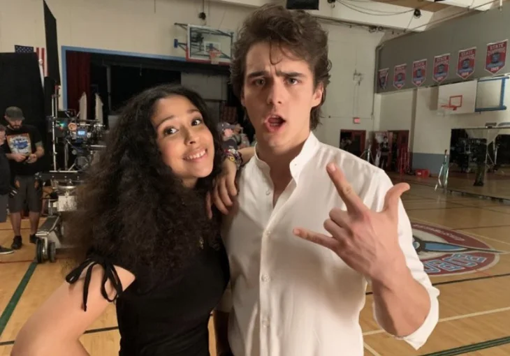 ‘Julie and the Phantoms’: Charlie Gillespie posta vídeo em comemoração ao aniversário da série