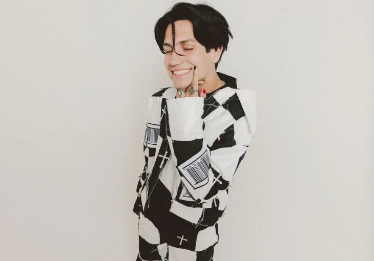 Pop emo está de volta! Chase Hudson lança seu primeiro álbum ‘Teenage Heartbreak’