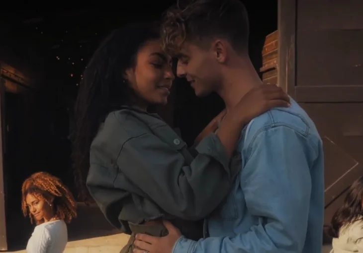 Com muito beijo e dança, Now United lança o clipe da música ‘Momento’! Confira