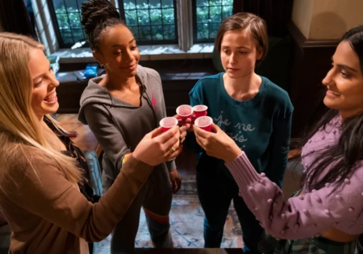 Muita bebedeira e ressaca: Veja o teaser de ‘Sex Lives of College Girls’, nova série da HBO Max