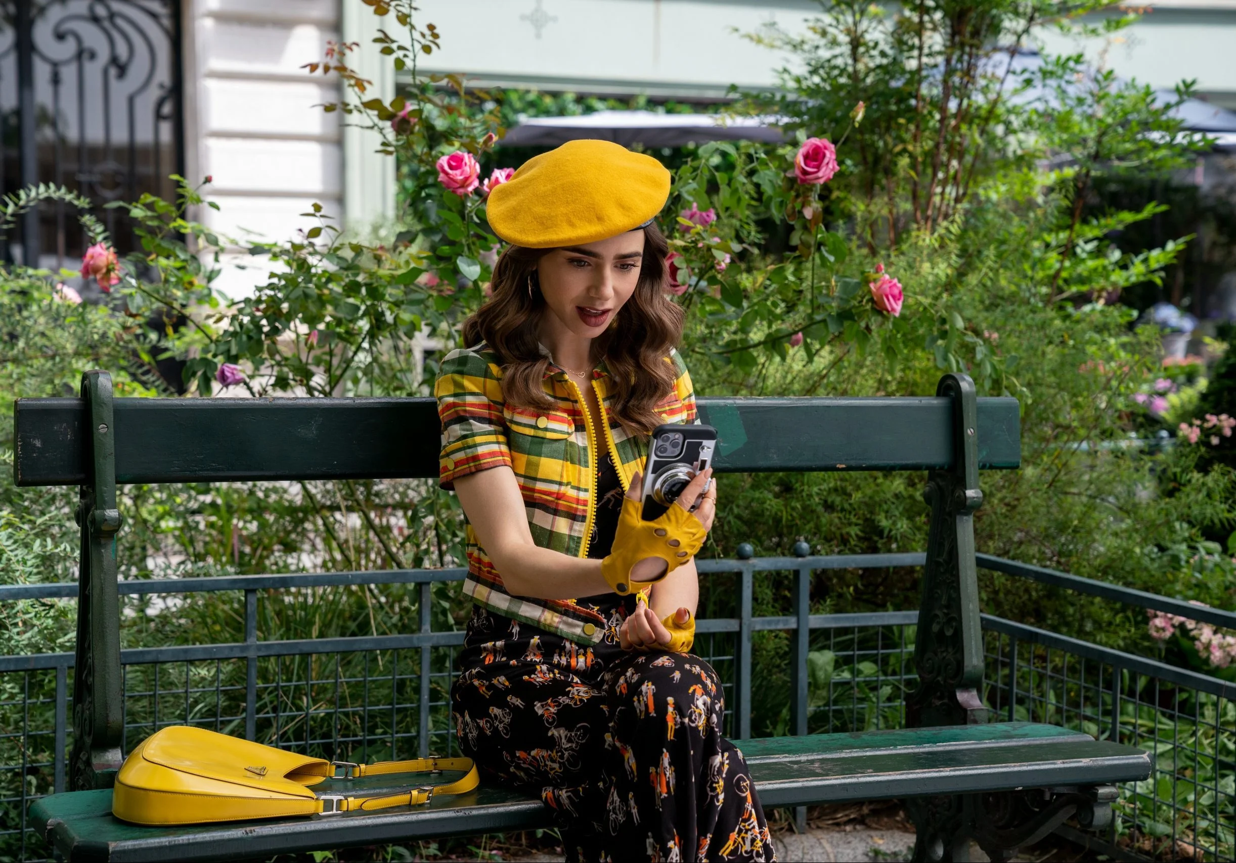 ‘Emily em Paris’: Imagens oficias da 2ª temporada mostram novo romance da protagonista