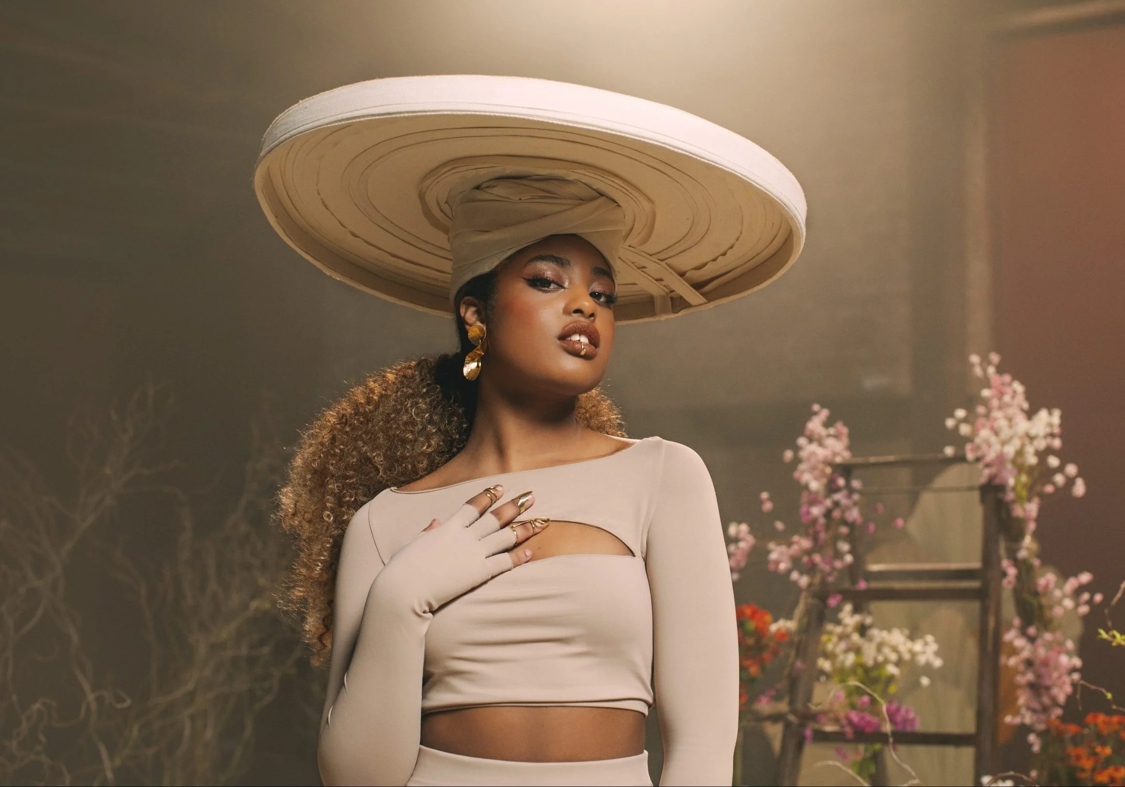 Mariah Nala ‘sai do casulo’ e se mostra ao mundo no single de estreia ‘Sem Tempo’! Veja o clipe