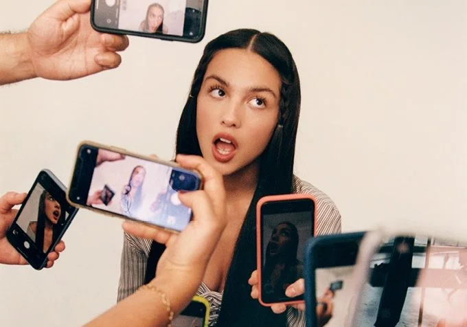 Olivia Rodrigo fala sobre sua relação com redes sociais e saúde mental: “Queria que eles me vissem de verdade”