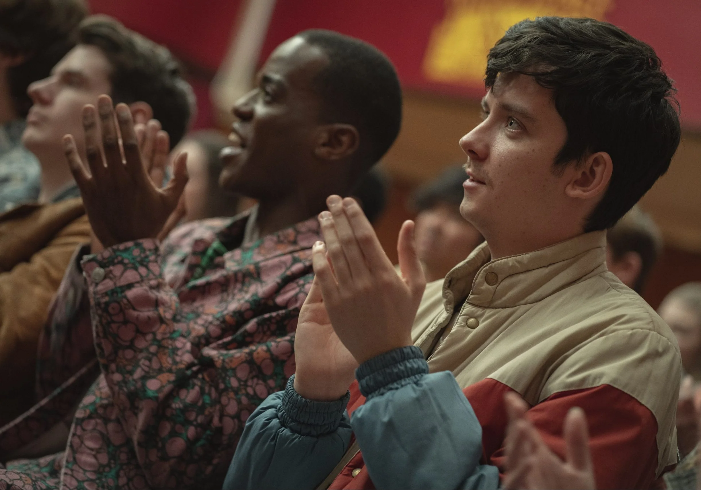 Novas fotos de ‘Sex Education 3’ destacam proximidade de Otis com Ruby, Jean grávida e mais