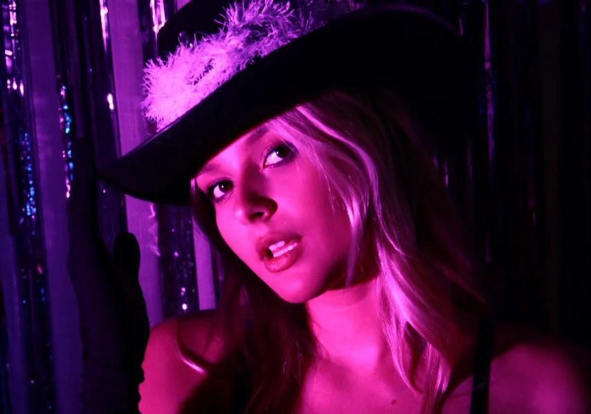 Laura Schadeck curte muito com suas amigas após um término no clipe de ‘Palma’