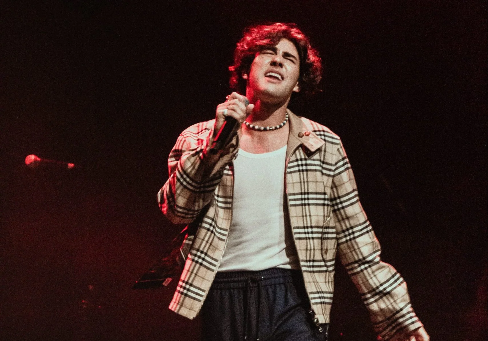 Lucas Pretti agita plateia ao abrir o show do MTK em São Paulo