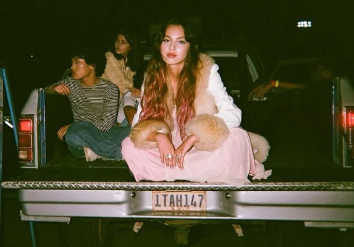 De surpresa, Olivia Rodrigo tenta curtir a vida no clipe do hit ‘traitor’! Assista