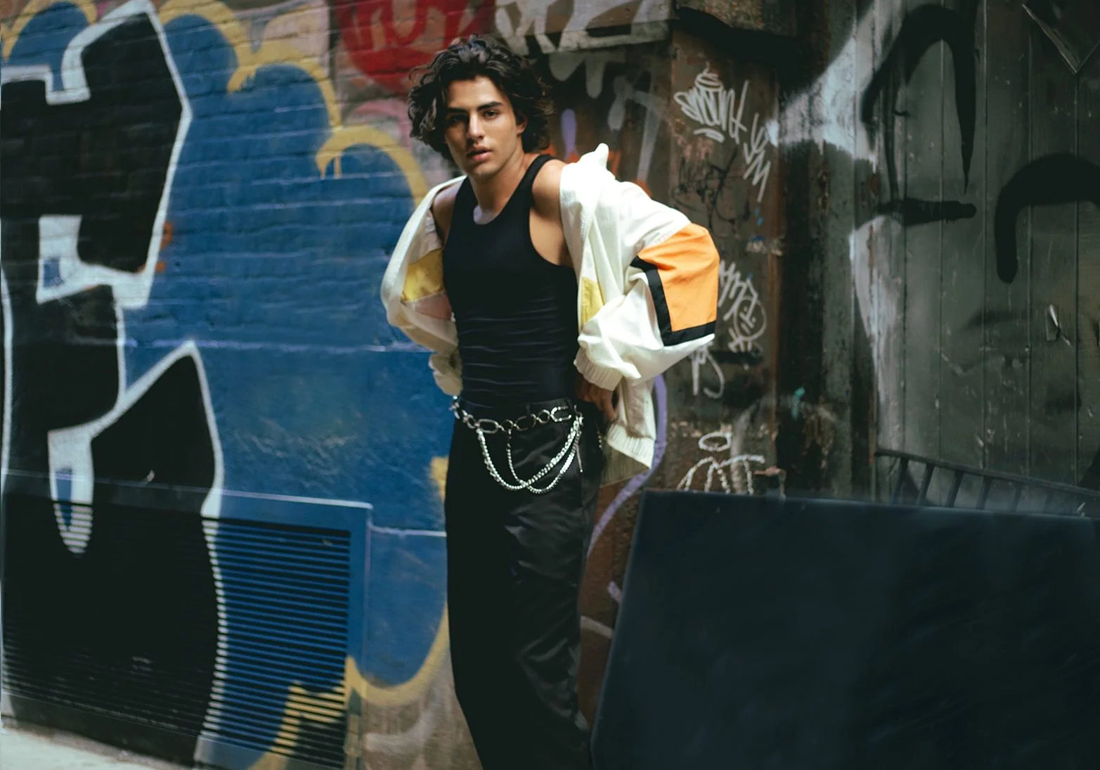 ‘Me Chama’: Lucas Pretti passeia por Nova Iorque pensando na crush em seu no clipe