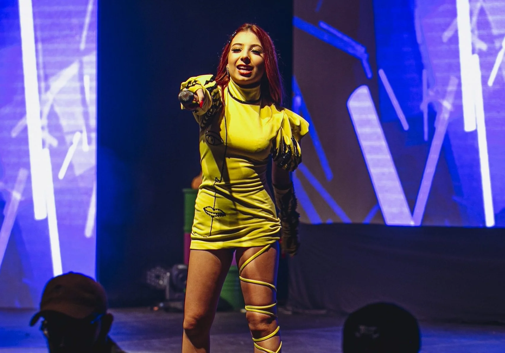 Com música inédita, participações especiais e fãs no palco, Taby entrega show animado em São Paulo